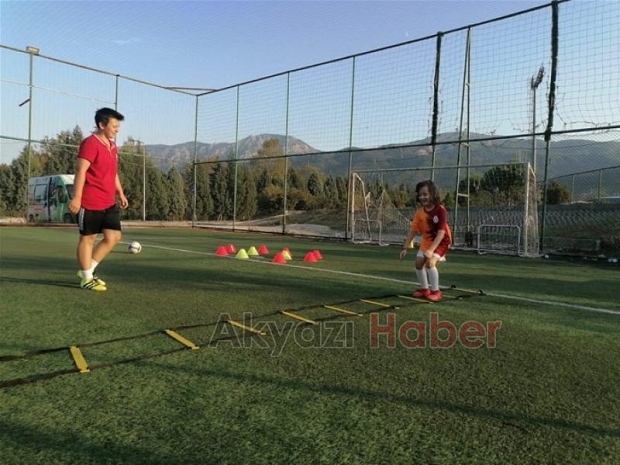 Akyazılı Nagihan Akar geleceğin futbolcularını yetiştiriyor
