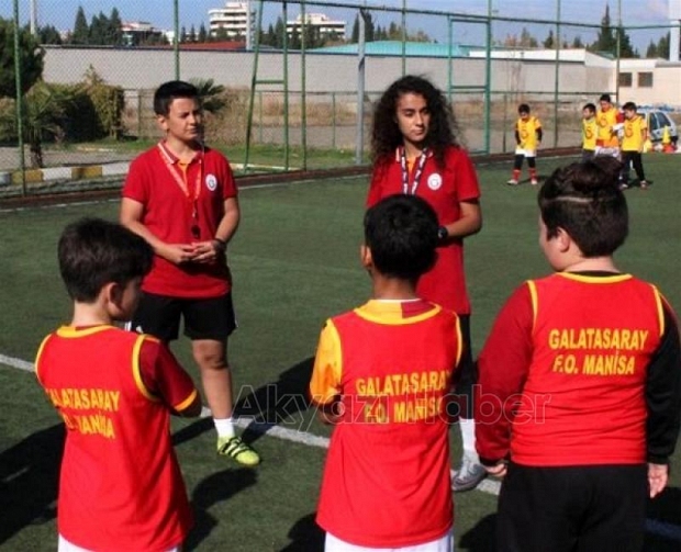 Akyazılı Nagihan Akar geleceğin futbolcularını yetiştiriyor