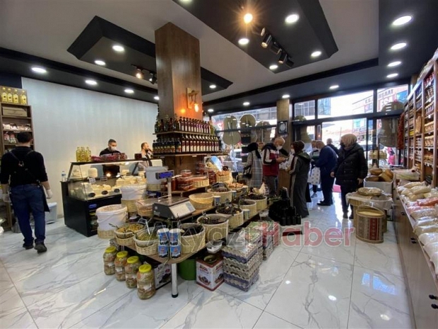 Peynirci Raşit Büyük İndirimlerle Açıldı