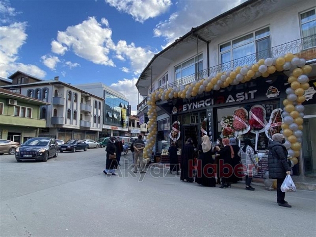 Peynirci Raşit Büyük İndirimlerle Açıldı