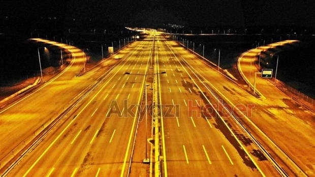 Otoyolun gece görüntüsü hayran bıraktı
