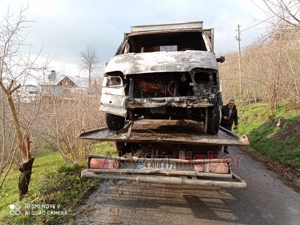 Kamyonet yangınını gönüllü itfaiyeciler söndürdü