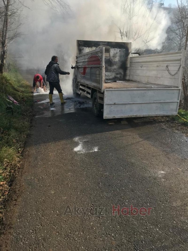 Kamyonet yangınını gönüllü itfaiyeciler söndürdü