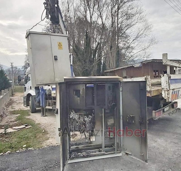 Yanan trafo yenisiyle değiştirildi