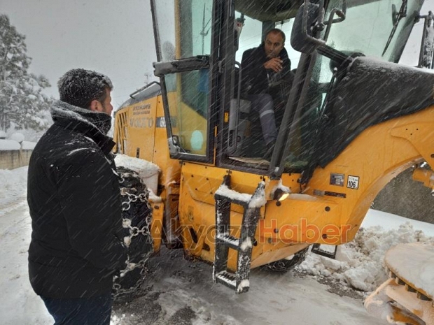 Akyazı'da 73 mahallede karla mücadele sürüyor
