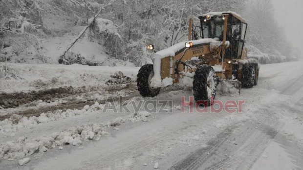Akyazı'da 73 mahallede karla mücadele sürüyor