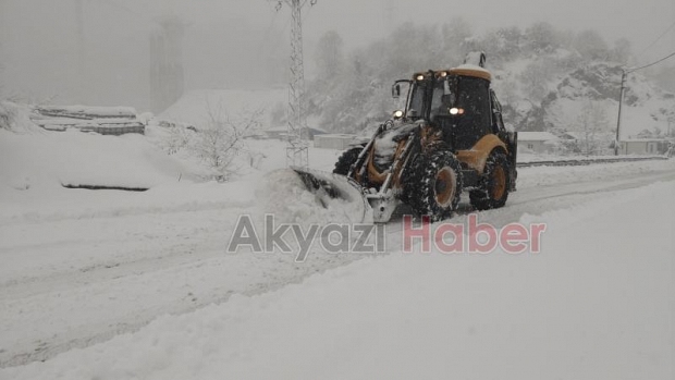 Akyazı'da 73 mahallede karla mücadele sürüyor