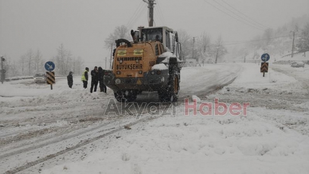 Akyazı'da 73 mahallede karla mücadele sürüyor