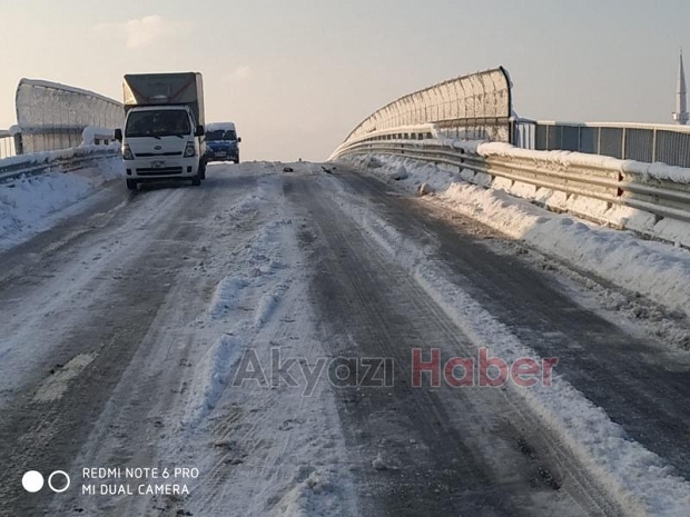 Akyazı'da yollar buz pistine döndü
