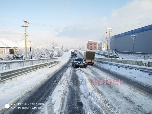 Akyazı'da yollar buz pistine döndü