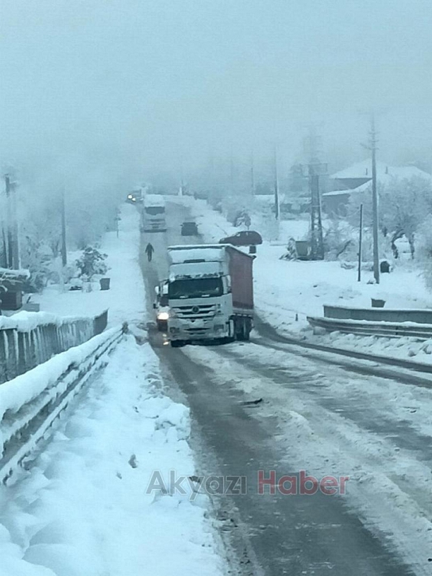 Akyazı'da yollar buz pistine döndü