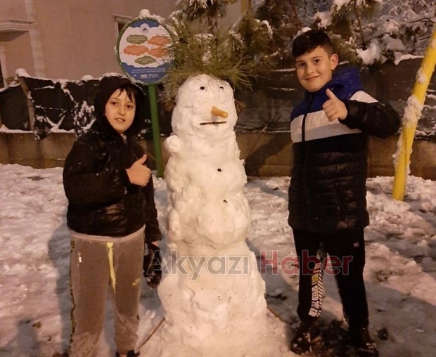 Şehirden kardan adam fotoğrafları