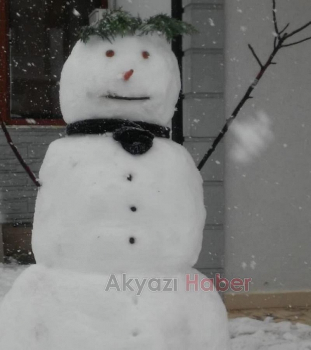 Şehirden kardan adam fotoğrafları