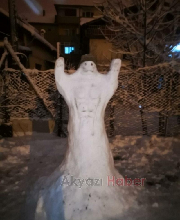 Şehirden kardan adam fotoğrafları