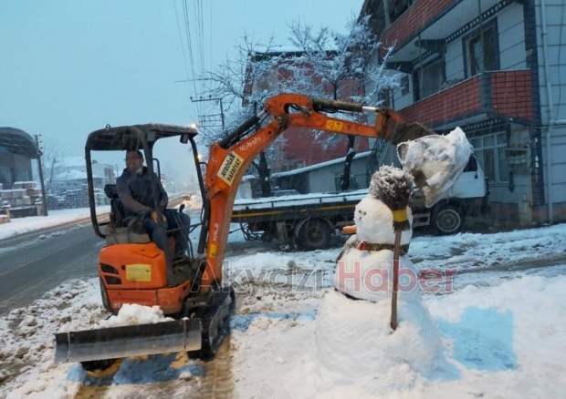 Şehirden kardan adam fotoğrafları