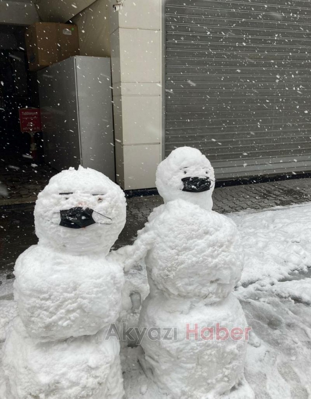Şehirden kardan adam fotoğrafları