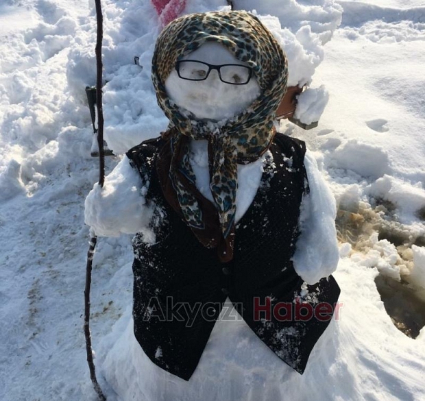 Şehirden kardan adam fotoğrafları