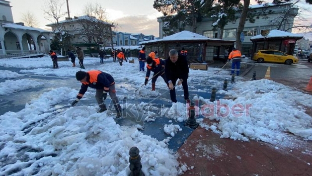 BELEDİYEDEN KAR KÜREME OPERASYONU 