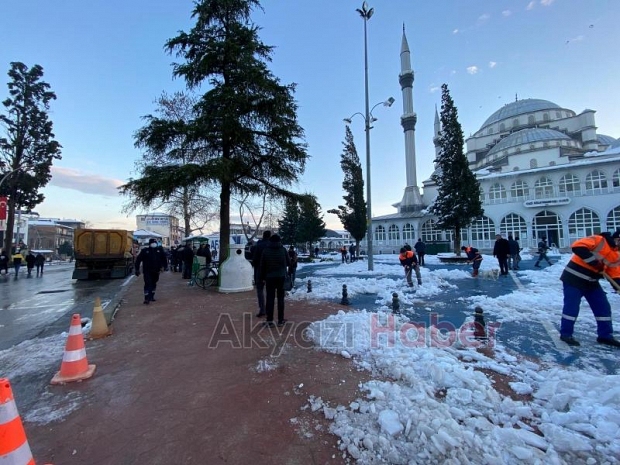 BELEDİYEDEN KAR KÜREME OPERASYONU 