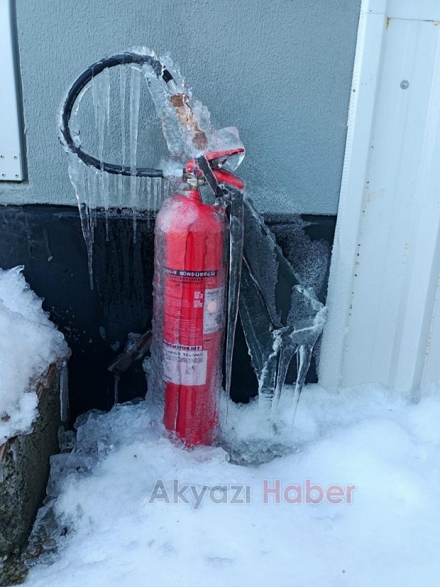Akyazıda her şey buz tuttu