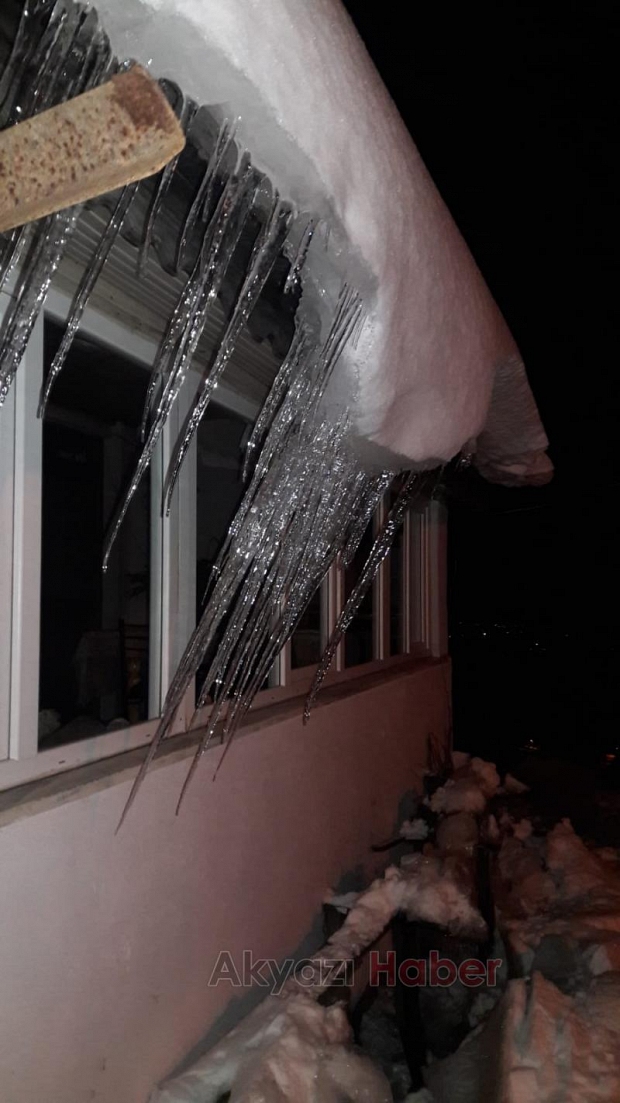 Akyazıda her şey buz tuttu