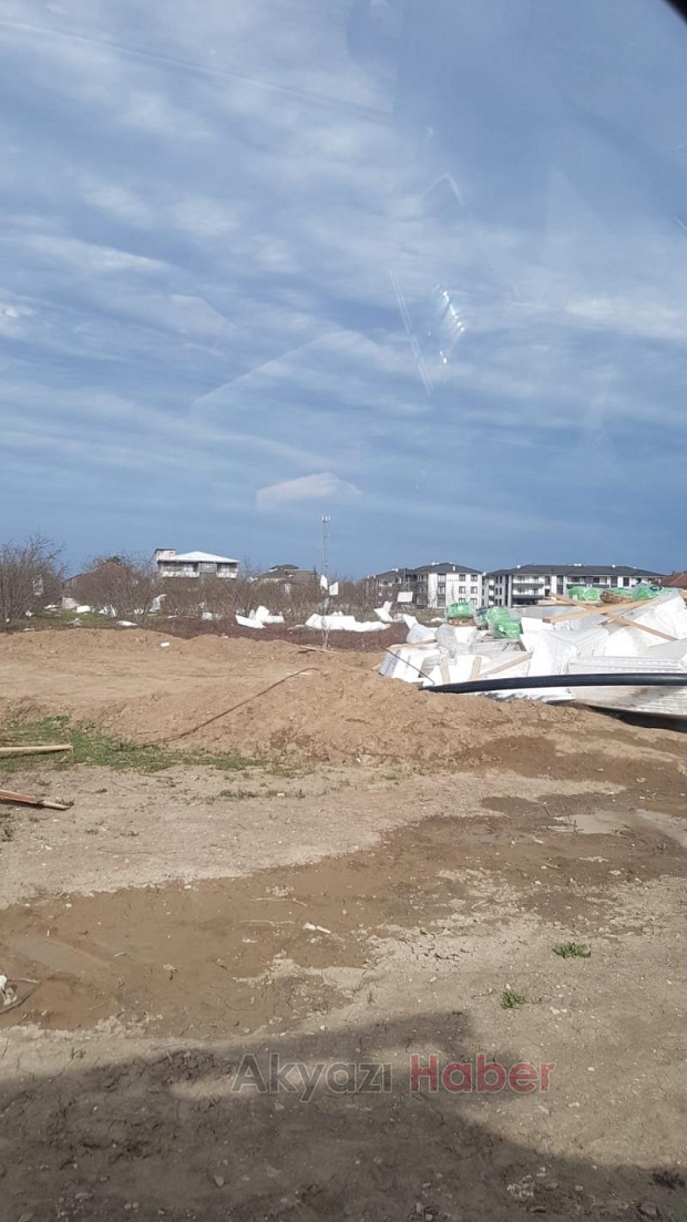 Rüzgar inşaattaki yalıtım köpüklerini uçurdu