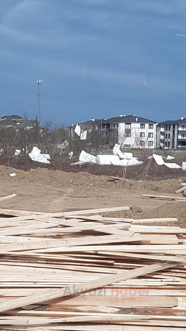 Rüzgar inşaattaki yalıtım köpüklerini uçurdu