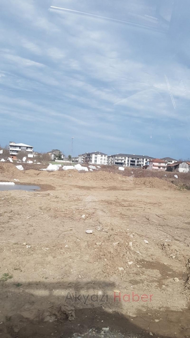 Rüzgar inşaattaki yalıtım köpüklerini uçurdu