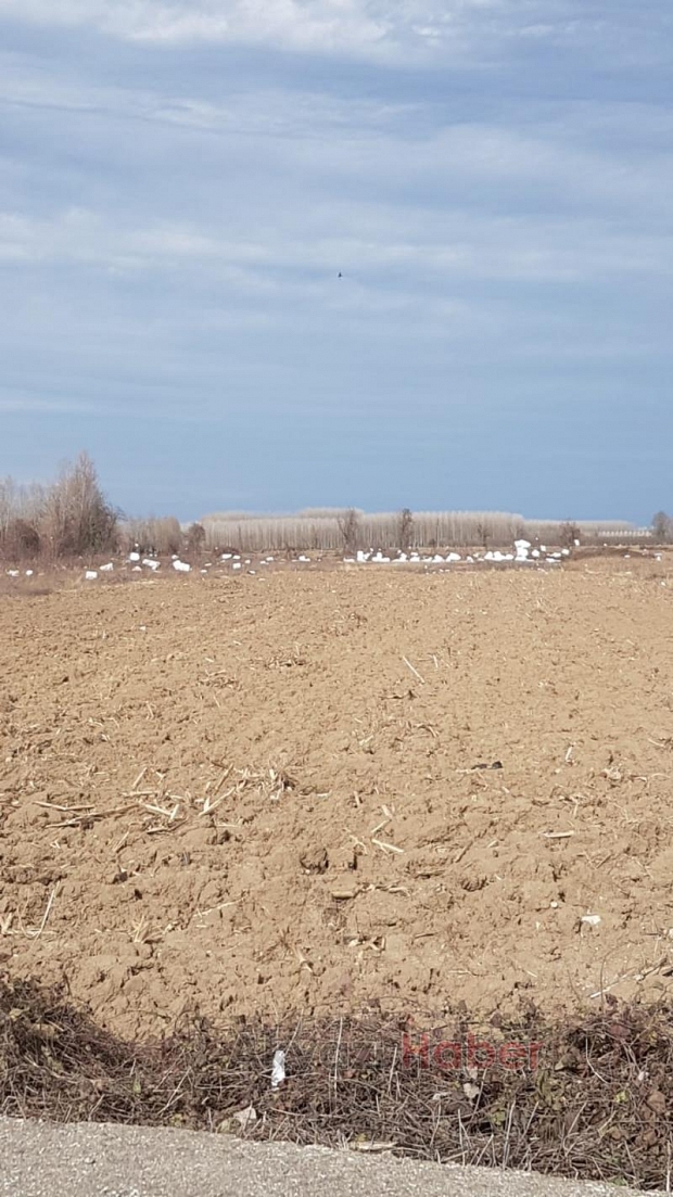Rüzgar inşaattaki yalıtım köpüklerini uçurdu