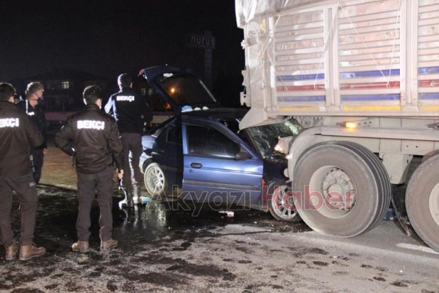 Feci kaza Akyazı plakalı aracın sürücüsü öldü