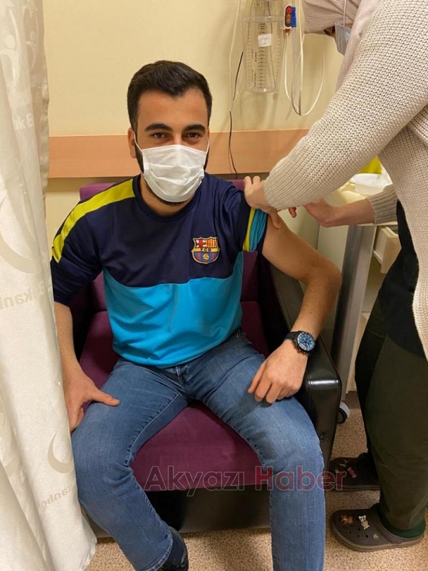 Akyazı'da sağlık çalışanlarına ikinci doz aşılama başladı