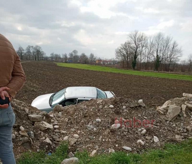 Ormanköyde otomobil tarlaya uçtu: 1 yaralı
