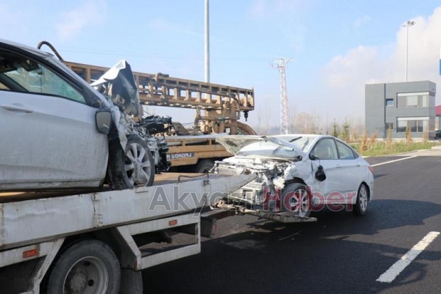 Akyazıda zincirleme kaza 2 yaralı