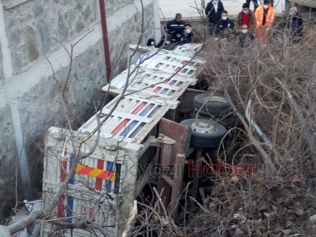 Feci kaza Akyazılı karı koca yaralandı