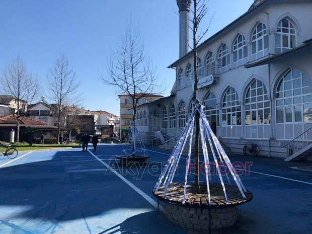 Akyazı'da banklar şeritlerle kapatıldı