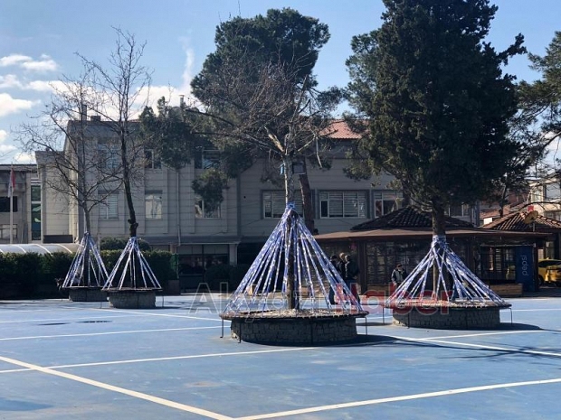 Akyazı'da banklar şeritlerle kapatıldı
