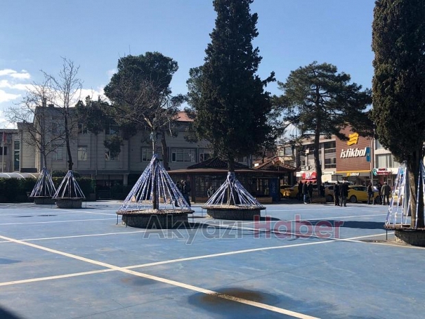 Akyazı'da banklar şeritlerle kapatıldı