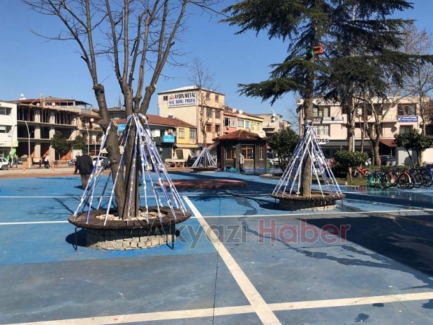 Akyazı'da banklar şeritlerle kapatıldı