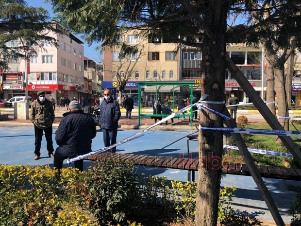 Akyazı'da banklar şeritlerle kapatıldı