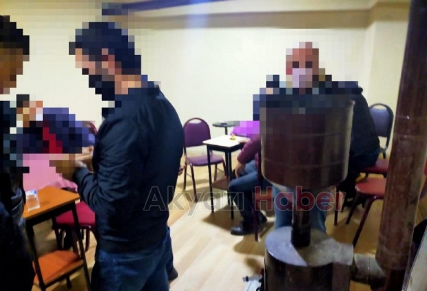 Akyazı'da kahvehanede 28 kişi yakalandı