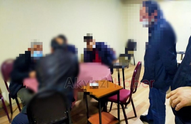 Akyazı'da kahvehanede 28 kişi yakalandı