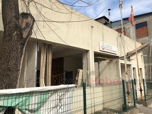 Akyazı'da Sağlık Müdürlüğü binasının yıkımı başladı