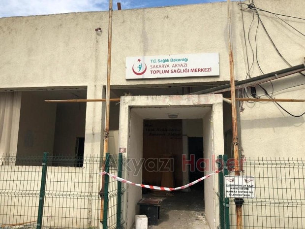 Akyazı'da Sağlık Müdürlüğü binasının yıkımı başladı