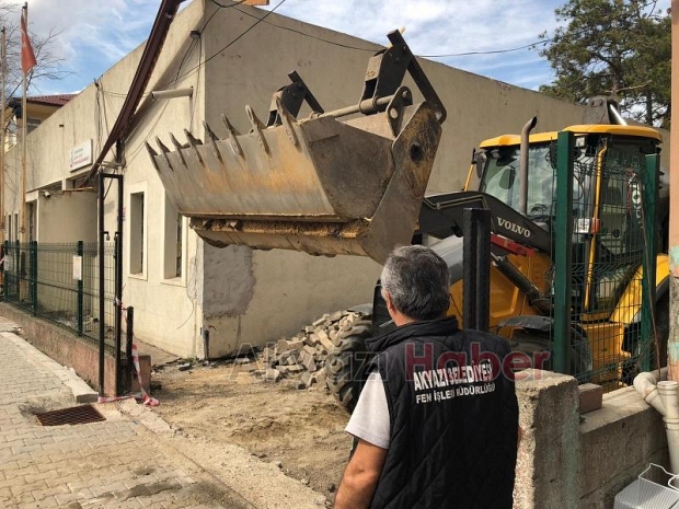 Akyazı'da Sağlık Müdürlüğü binasının yıkımı başladı