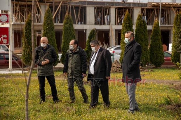 Akyazı'da hakim ve savcılar adliye bahçesine fidan dikti