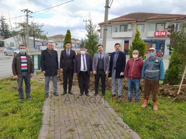Akyazı'da hakim ve savcılar adliye bahçesine fidan dikti