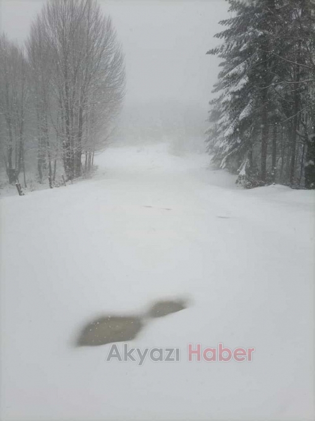 Akyazı'da yüksek kesimlerde kar etkili oluyor