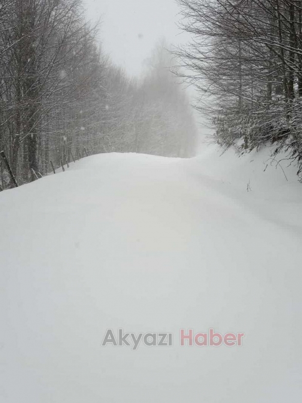 Akyazı'da yüksek kesimlerde kar etkili oluyor