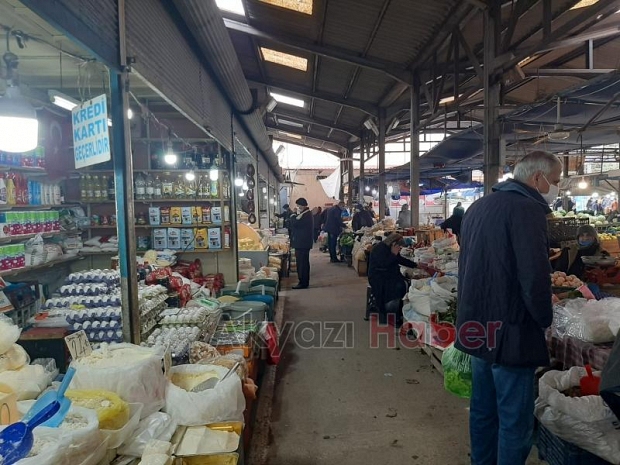 Akyazı'da korona ve hava şartları pazarcıyı vurdu
