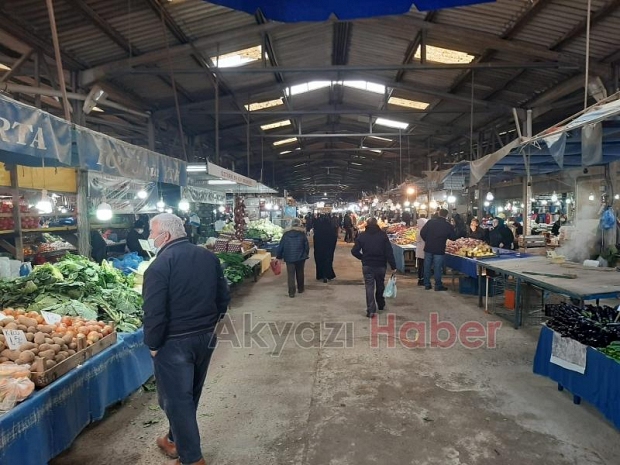 Akyazı'da korona ve hava şartları pazarcıyı vurdu